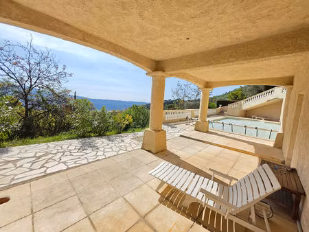 villa avec piscine  terrasses  stationnements et superbe jardin sur les hauteurs de carros