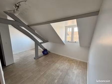 location studio de caractère (t1) sous les toits – immeuble entièrement rénové