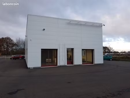 bâtiment en zone artisanale à louer