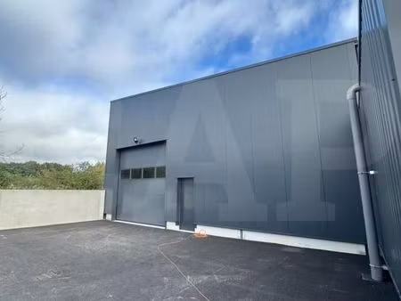 local 235 m²