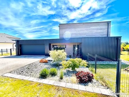 maison contemporaine avec piscine chauffée – 168 m² habitables – terrain de 832 m²