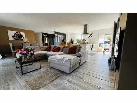 maison moderne plain pied de 5 pièces de 110 m² à crouy-en-thelle (60)