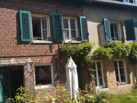 maison individuelle:110m2 terrain 669m2  garage et dépendances
