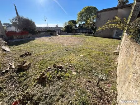 terrain de 550 m2 viabilisé avec piscine