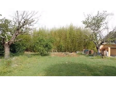 terrain 599 m²