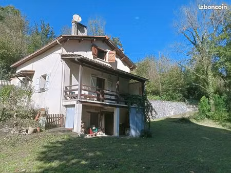 maison ancienne au pied des pyrénées