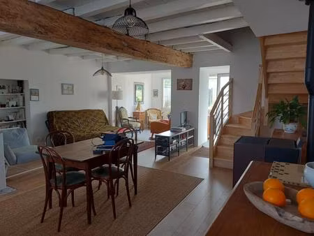 maison en pierre rénovée de 98 m² – jardin parking
