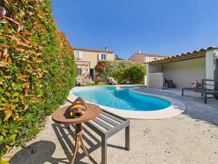 maison de 112 m2 sur une parcelle de 378 m2 avec piscine.