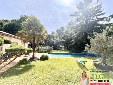 venansault  maison 9 pièces de 234m² sur un terrain arboré de 11 790m²