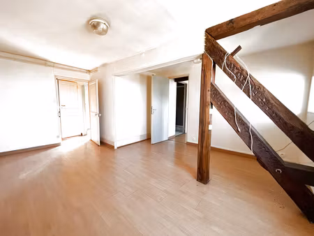 appartement f2 mansardé de 39 m2 pour un loyer de 350 € par mois.