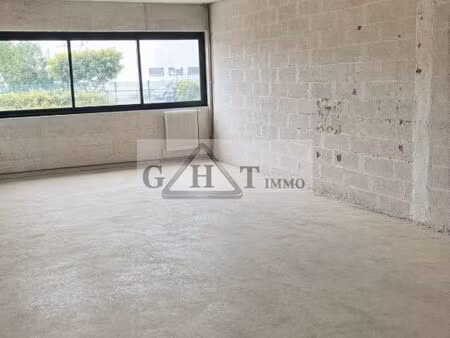 location entrepôt buc 78530 90m²