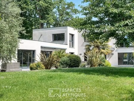 la maison d'architecte avec piscine intérieure et jardin paysager sans vis-à-vis.