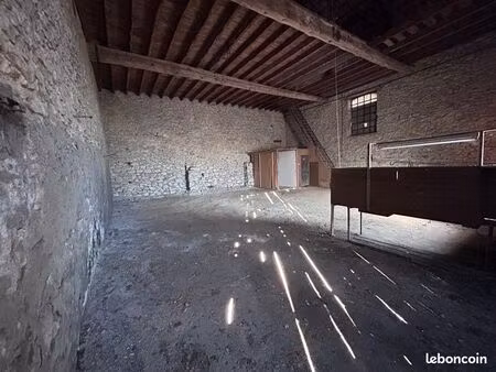 bâtiment en pierre entrepôt local idéal atelier loft surface 200m2