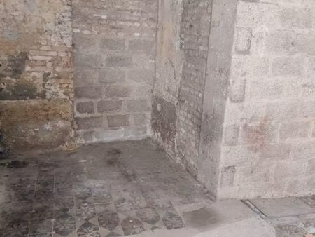 emplacement moto dans un hangar