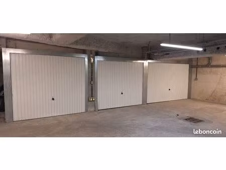 box sécurisé à louer pour stockage ou stationnement