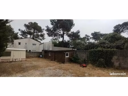 terrain clos de 500m2 avec local sanitaire