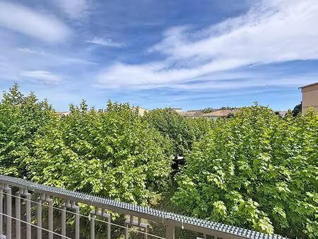 t4 transformé en t3 lumineux avec balcon au calme - étage élevé à 15 min de la mer