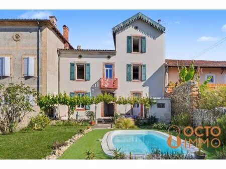 maison de charme en centre-ville avec piscine et vue pyrénées