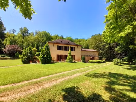 magnifique propriété au bord de la rivière