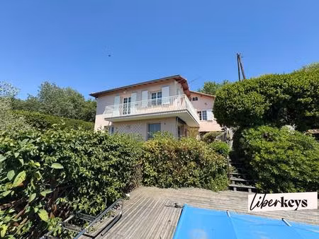 maison familiale de 150 m² avec vue dominante  terrain et deux appartements à contes