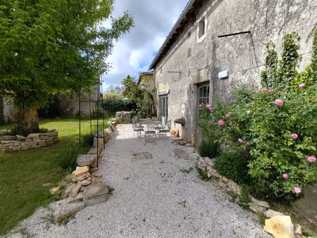 charmante maison de village de 3 chambres avec une maison d'amis d'une chambre