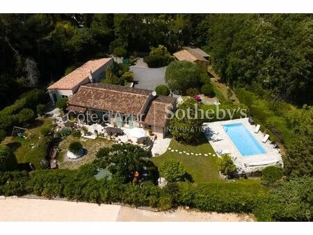 villa avec piscine et vue dégagée dans un secteur résidentiel