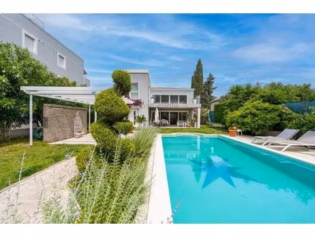 maison contemporaine avec piscine à pied des plages et du centre de golfe-juan