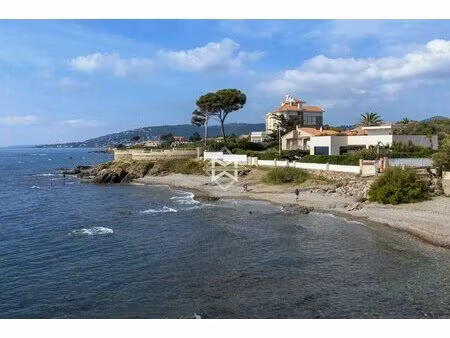 pieds dans l'eau  luxueuse villa contemporaine