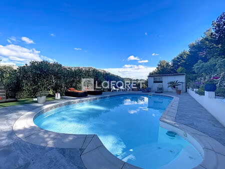 villa avec piscine  grande terrasse et dépendance ? fort potentiel