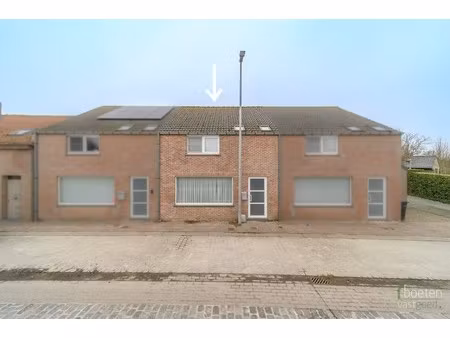 izenberge: recente rijwoning met alle comfort  3 slaapkamers  gezellig tuintje en garage o