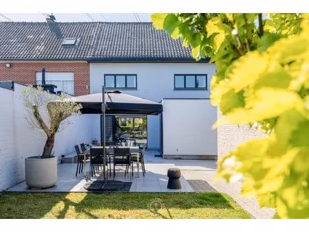 ruime halfopen bebouwing met zonnige tuin