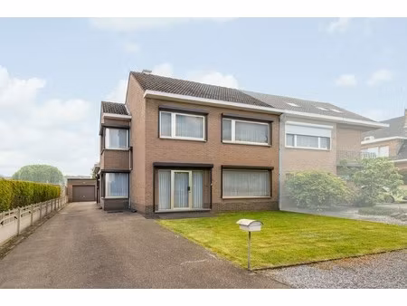 halfopen woning in residentiële wijk te lanaken