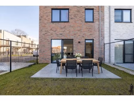 halfopen woning met 3 slpks  parking en tuin met bijgebouw