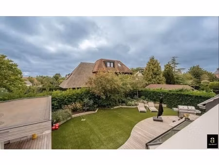 alleenstaande villa met 4 slaapkamers in een residentiële omgeving.