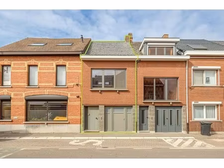 gezinswoning met drie slaapkamers  garage en tuin