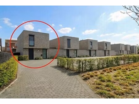 instapklare patiowoning met 3 slaapkamers en 2 autostaanplaatsen in het rustige uikhoven/m