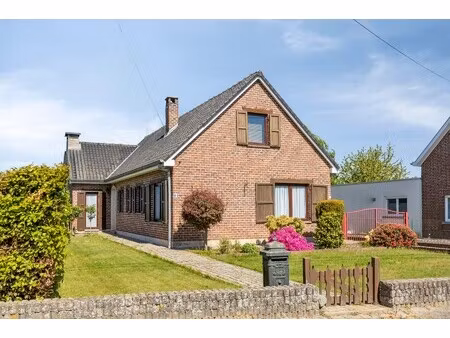 zeer rustig gelegen woning met 3 slaapkamers  garage en tuin