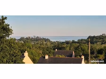 rare : terrain constructible dans la verdure et face à la mer