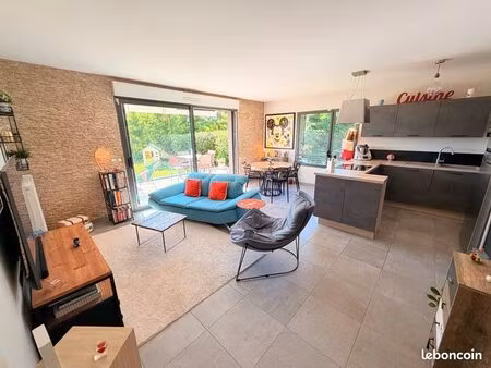 t3 lumineux avec jardin arboré et vue nature aux portes de lyon