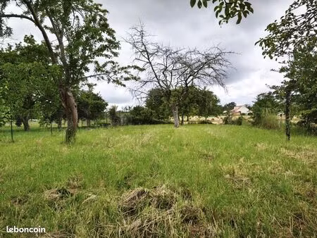 terrain 935 m² gençay