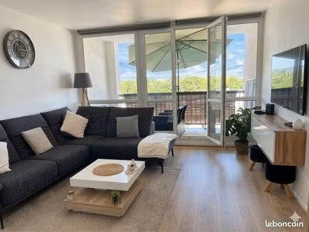 f3 lumineux de 76 m² avec grand balcon ––