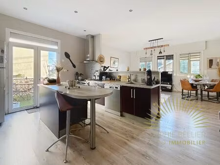 maison confortable avec extérieur et 2 garages