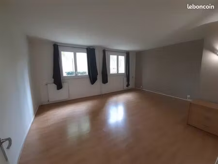 grand studio 41m2- 5 min gare de st quentin en yvelines-estaca