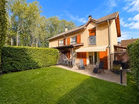 magnifique maison mitoyenne ville-la-grand avec jardin garage et parking