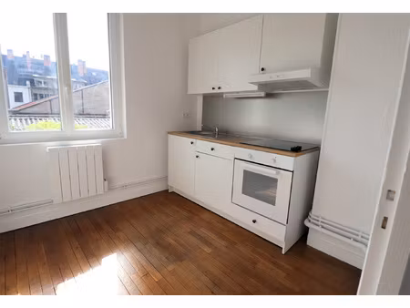 appartement de type f2 refait à neuf centre ville de louvier