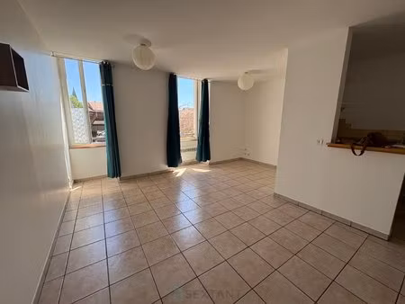 immeuble de rapport mussidan: local pro + appartement t3 indépendant- fort potentiel.