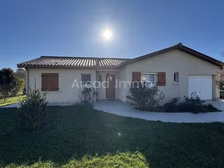 maison de plain-pied avec véranda  garage  cabanon et jardin clos d’env. 900 m2.