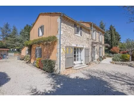 bastide en pierre avec piscine