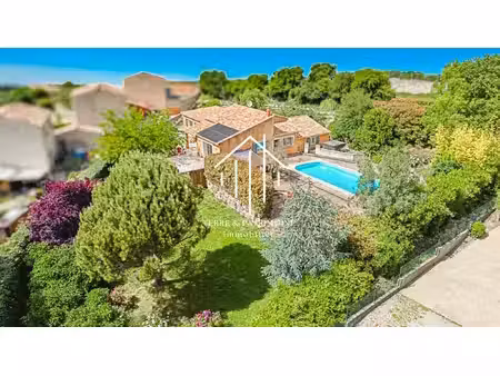 villa de plain-pied avec piscine et jacuzzi  dans un environnement calme et verdoyant à...