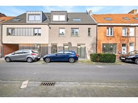 recent appartement met autostaanplaats in sint-kruis